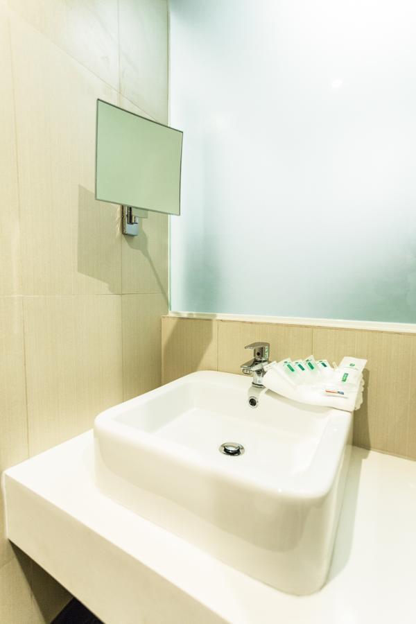 Go Hotels Cubao Bandar Quezon Bilik gambar